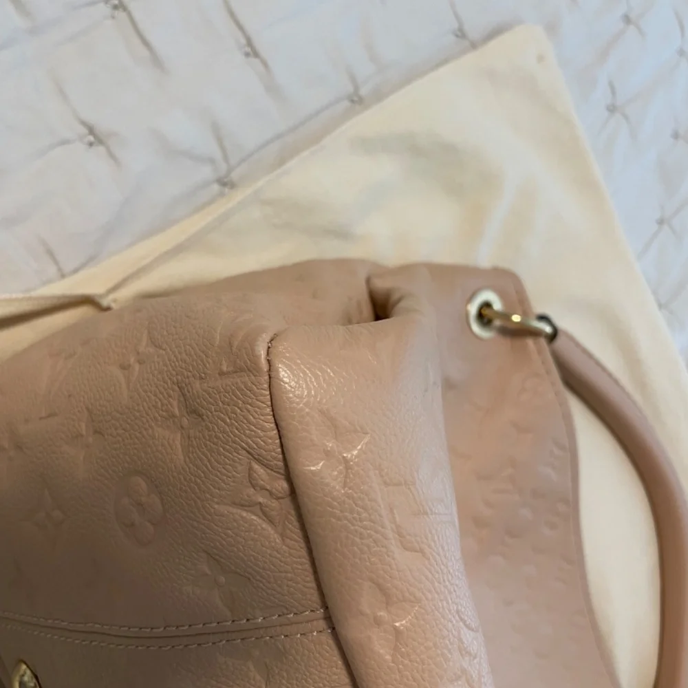 Louis Vuitton Artsy Excellent Condition - Picture 9 of 16
